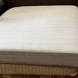USED QUEEN SIZE MEMORY FOAM MATTRESS ONLY 