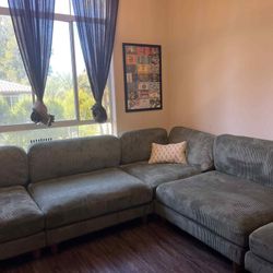 New Warn Green 5 Piece Modular Sectional Couch! Includes Free Delivery 🚚!