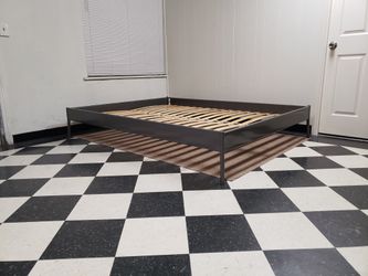 Queen size bed frame - can DELIVER almost anywhere for $20 extra - gently used and in LIKE NEW condition 😍