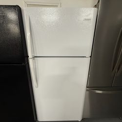Frigidaire Refrigerator Top Freezer “29 ( Refrigeradores)