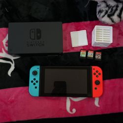 fully working nintendo switch with charging station , 3 games and a container for the games 