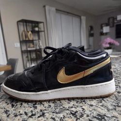 the Air Jordan 1 Low GS 'Metallic Gold Size 7y 