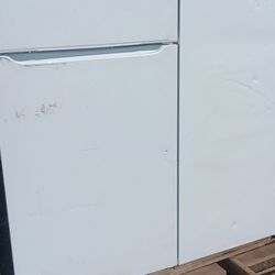 Frigidaire basic refrigerator