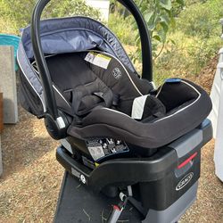Nice Graco infant car seat with detachable base.