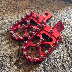 Tuttio foot pegs