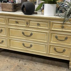 9 Drawer Dresser. Solid Wood. Vintage. 