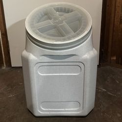 Vittles Vault Stackable Dog Food Container