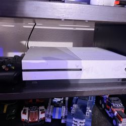 Xbox 1s 1TB With 3 Controllers And Games 