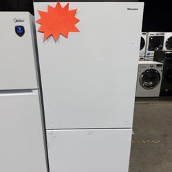 Brand new Hisense 17.2-cu ft Counter-Depth 32-in Wide Bottom-Freezer Refrigerator White 