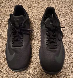 Nike all black shoe size 6 Great Condition 