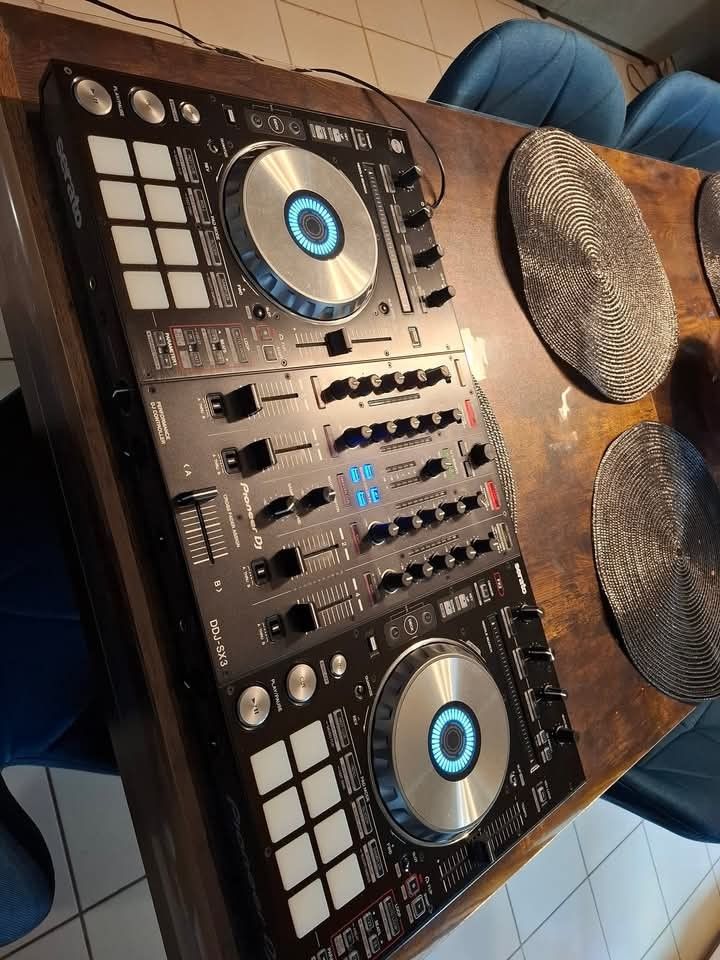Pioneer-DDJ-SX3-Dj controller