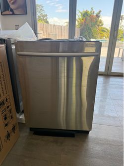 Samsung  24” Top Control Stainless Steel Dishwasher with Heigh Adjustable Rack