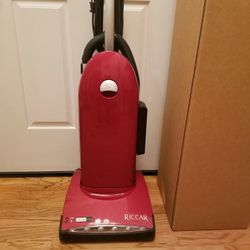 NEW cond COMMERCIAL MILE VACUUM WITH COMPLETE ATTACHMENTS   , AMAZING SUCTION  , WORKS EXCELLENT  , IN THE BOX 