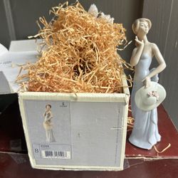 LLADRO 5599 "COQUETTE" FIGURINE LADY WITH A HAT 8.5"