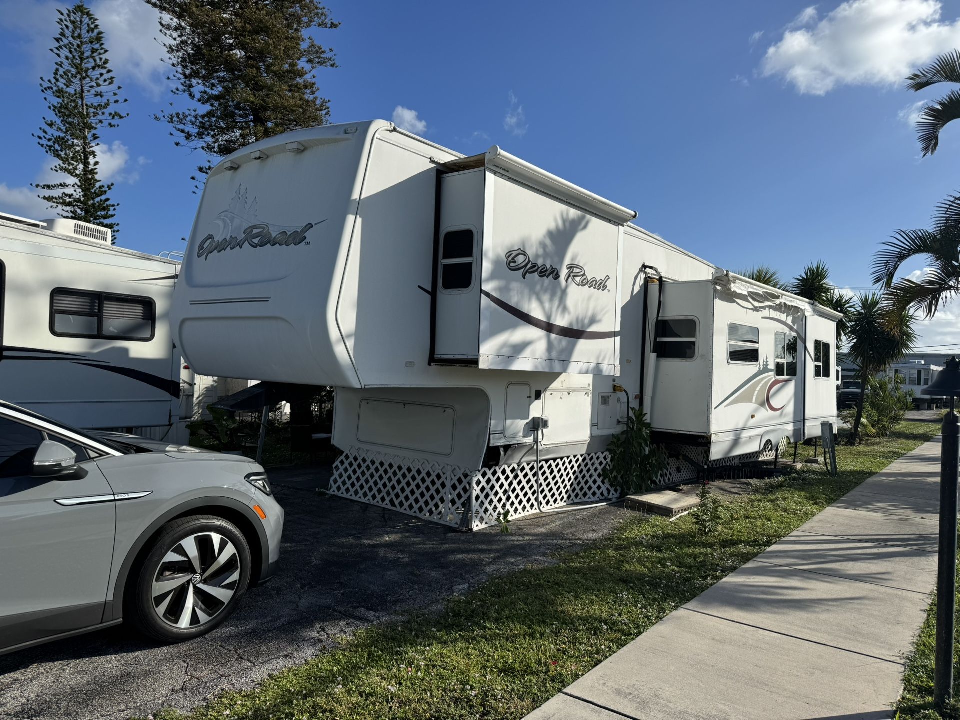 RV 5th Wheel Trailer Camper 39ft