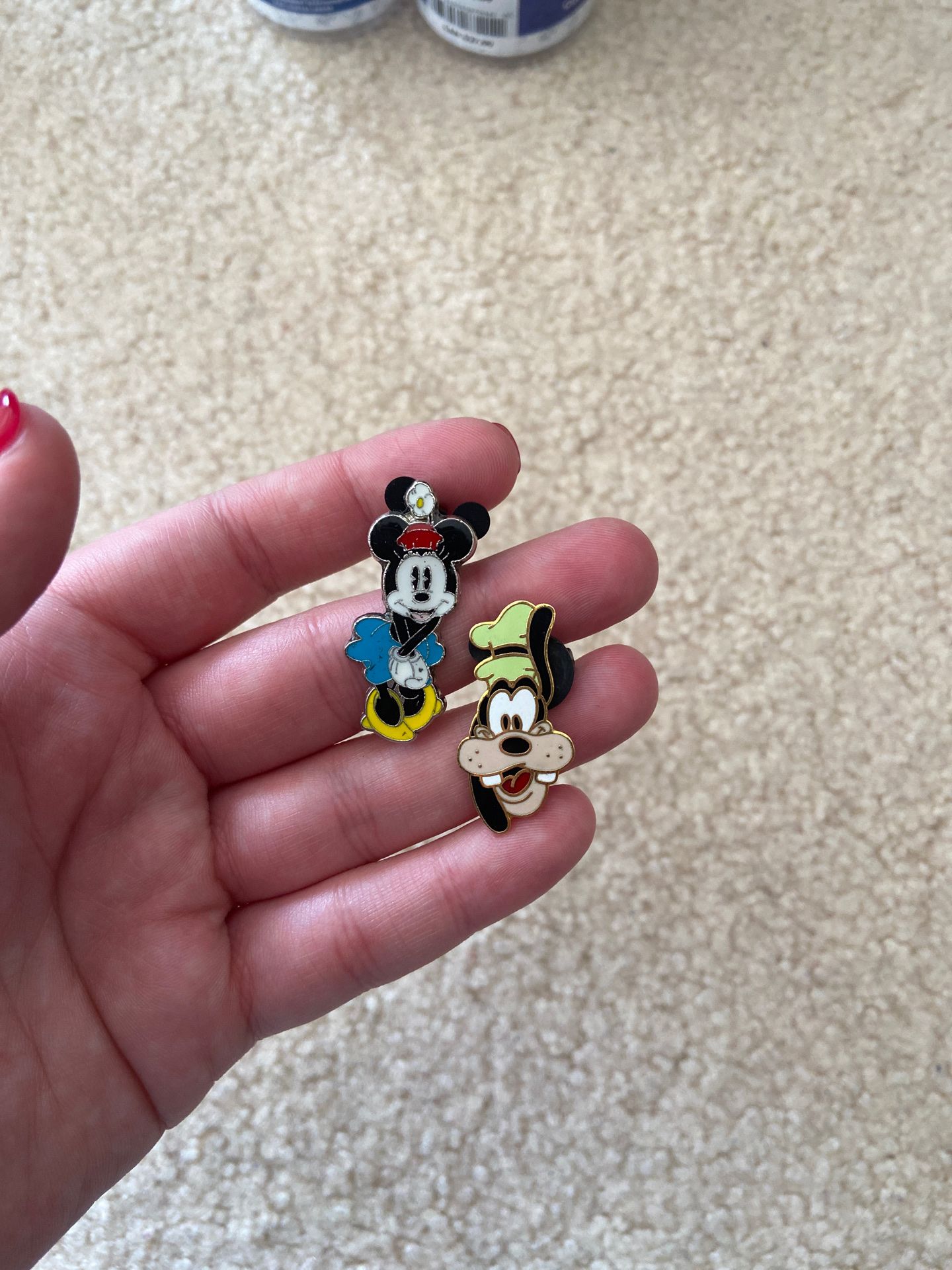 Minnie and goofy authentic Disney trading pins