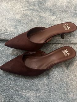 Size 8 womens brown suede kitten heel