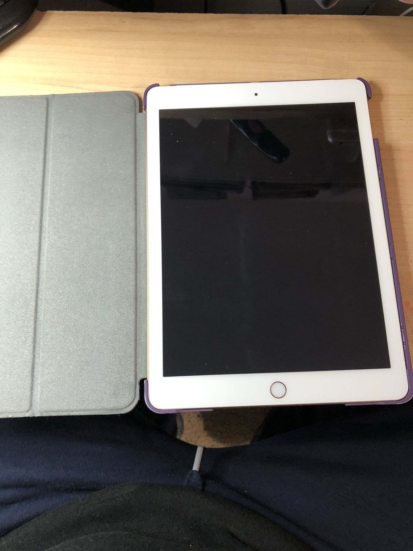 iPad 5th generation, 32gb, WiFi,telephone, unlocked any carrier, with case protector and original box, with charger