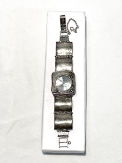 Vintage like new condition .925 silver ladies wristwatch with .925 silver watch band. Just needs a new battery.