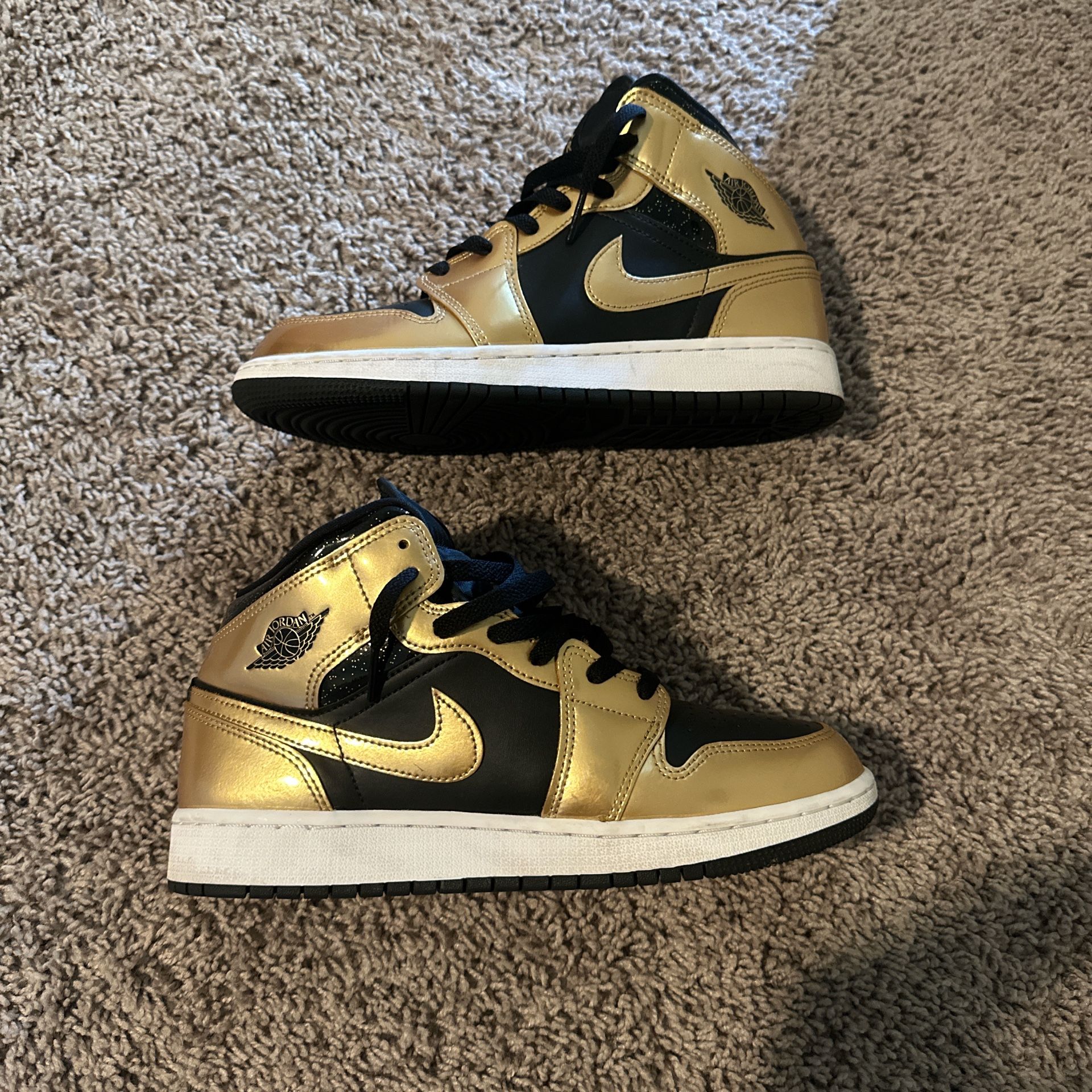 Jordan 1 Mid Gold Size 7Y