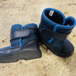 Boys size 7 (toddler) snow boots