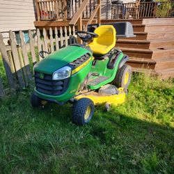 John Deere Riding Lawnmower 