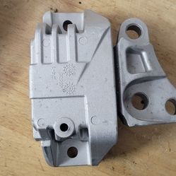 2015---2020 Jeep Renegade 2.4 Engine Motor Mount