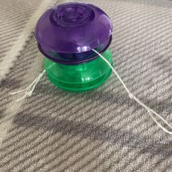 2 Yo-yos 🪀about 19-21 Inches Long, one Green One Purple, 2.99$ 