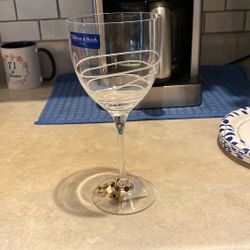 New Crystal Wine Glass With  2 Charmes