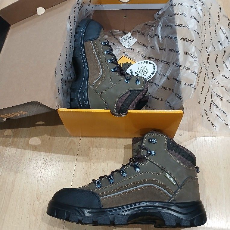 New Size 8 Hiking Boots 
