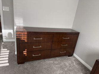 Dresser set with 2 nightstands