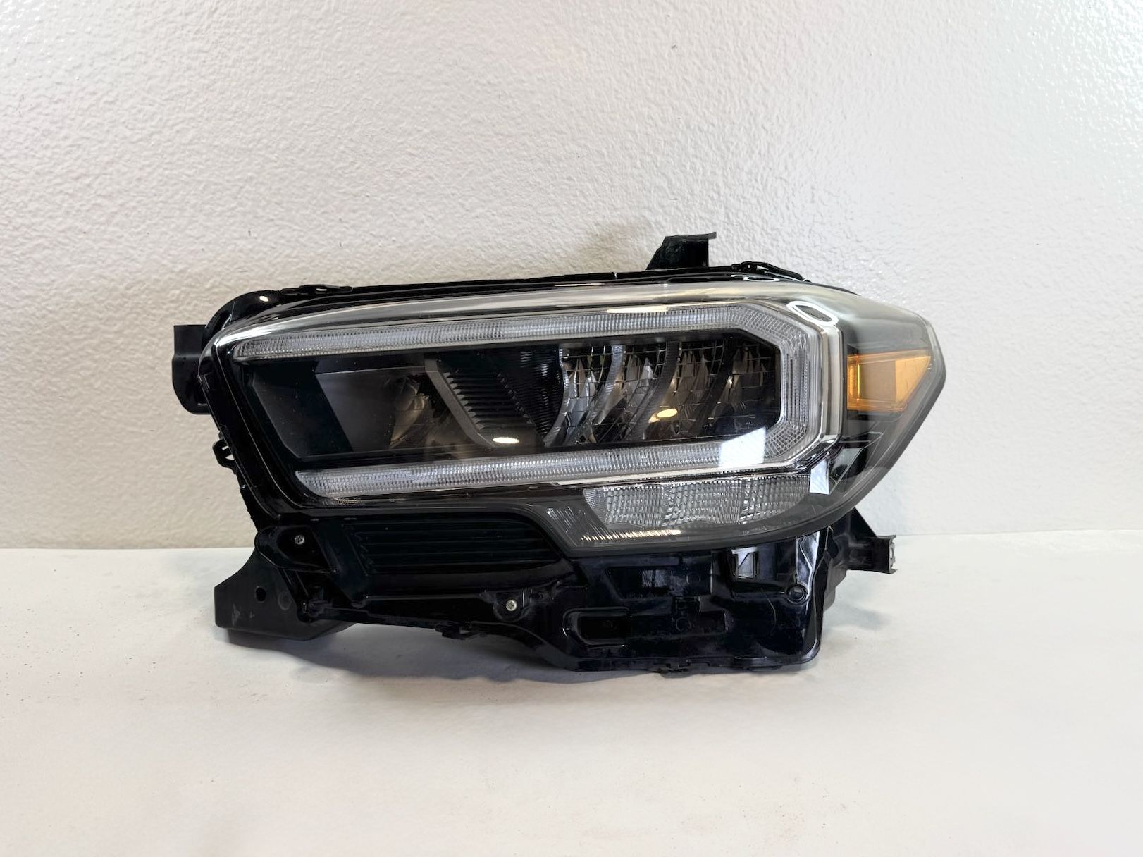 2020 - 2023 TOYOTA TACOMA LH DRIVER SIDE HEADLIGHT OEM