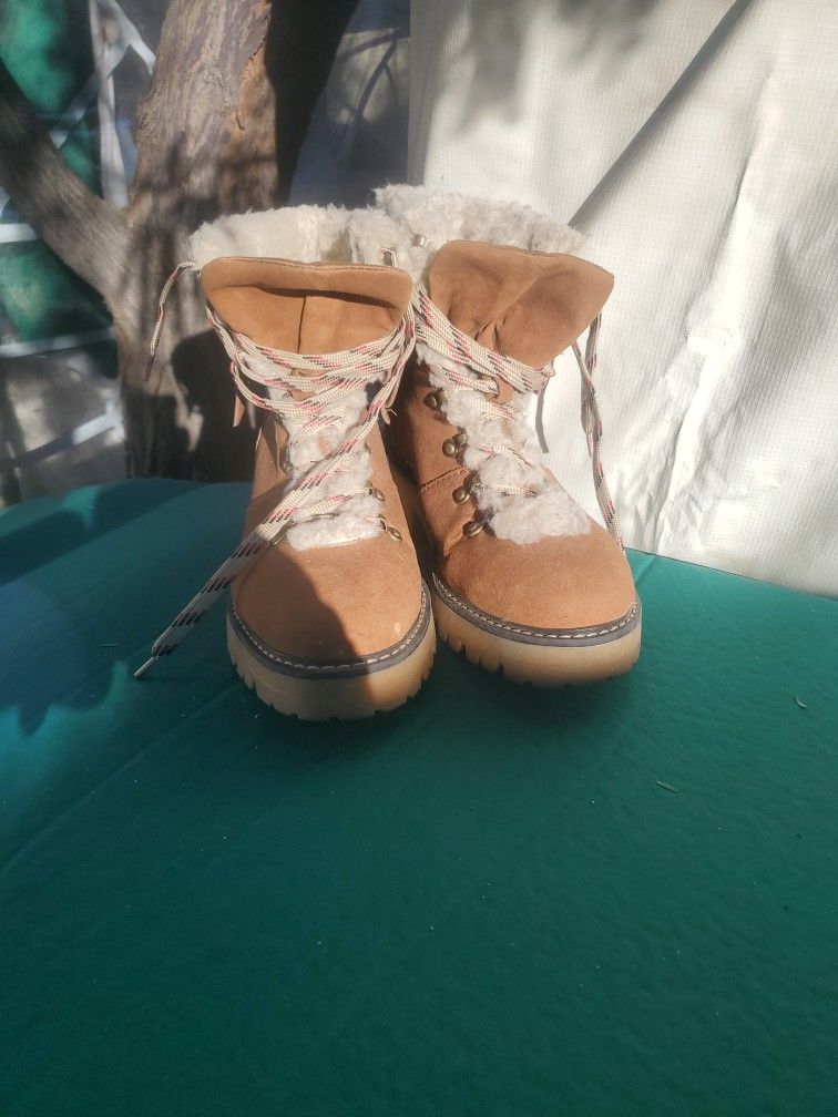 Warm Ladys Boots Size 9. By TIME TRI,I ASK $35.00
