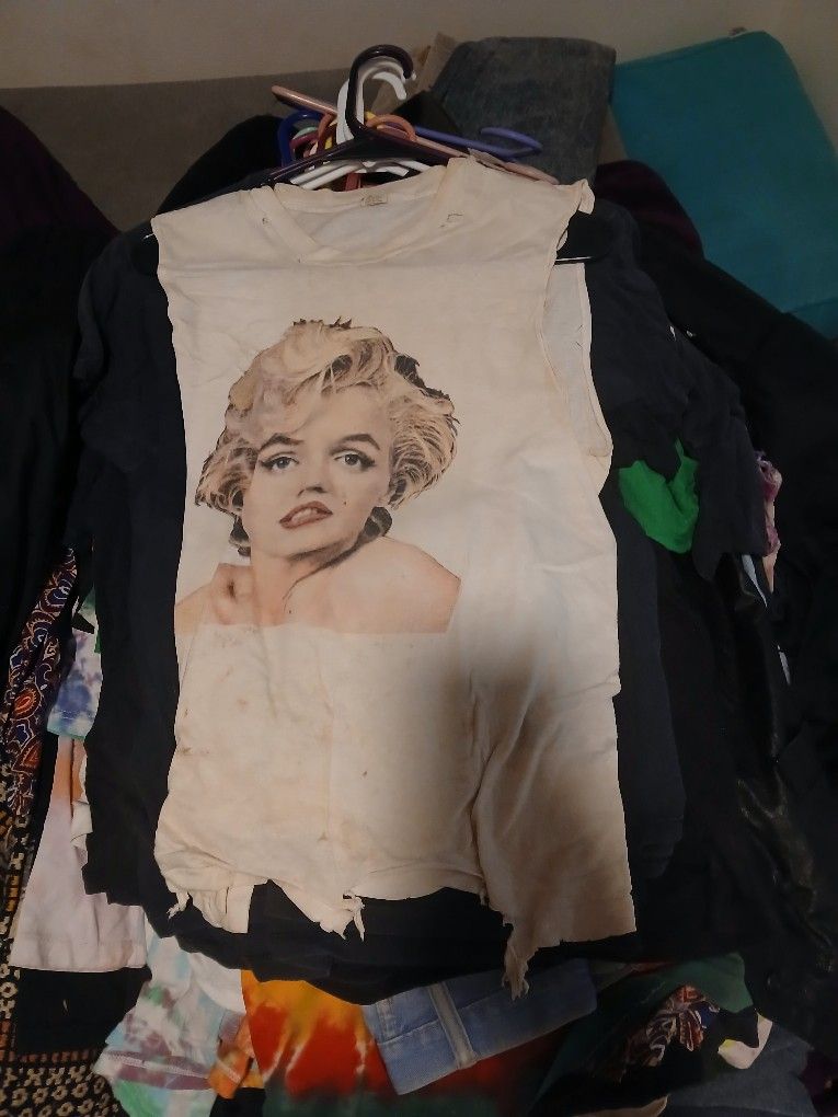 Marilyn Monroe T-shirt.
No sleeves
