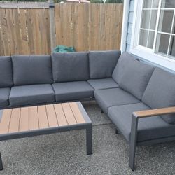 6 Seat Patio Sectional Couch + Table