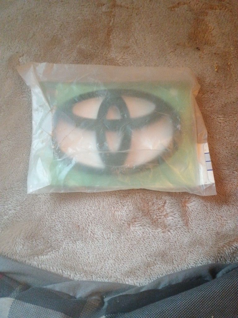Toyota Replacement Emblem Corolla / Ava
