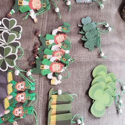 Hmxpls 27Pcs St. Patrick's Day Decorations Irish Shamrock Hanging Ornaments, Wooden Leaf Wall Decor Irish Home Ornaments for Birch Tree Table Window O