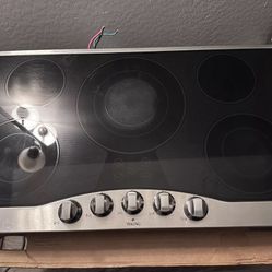 Viking 36" Modern Glass Ceramic Surface 5 Element Electric Cooktop RVEC3365BSB 