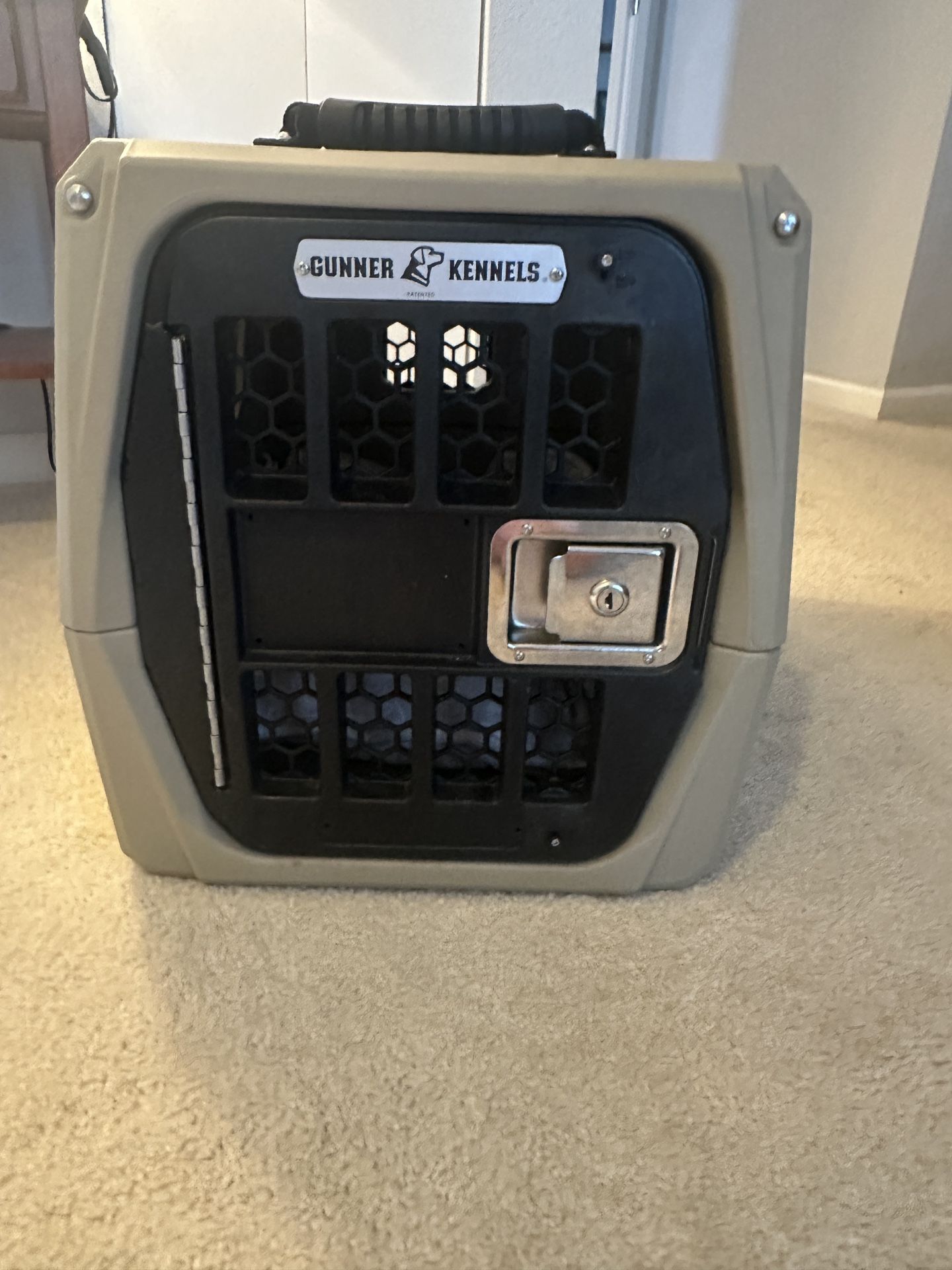 Like New, Perfect Condition Gunner Impact Kennel Size Small