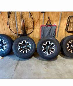Tacoma Full Set Tires / Wheels Tacoma 2018-2023, Toyota Truck, Like NEW!