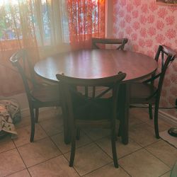 Dining Table + 4 Chairs 