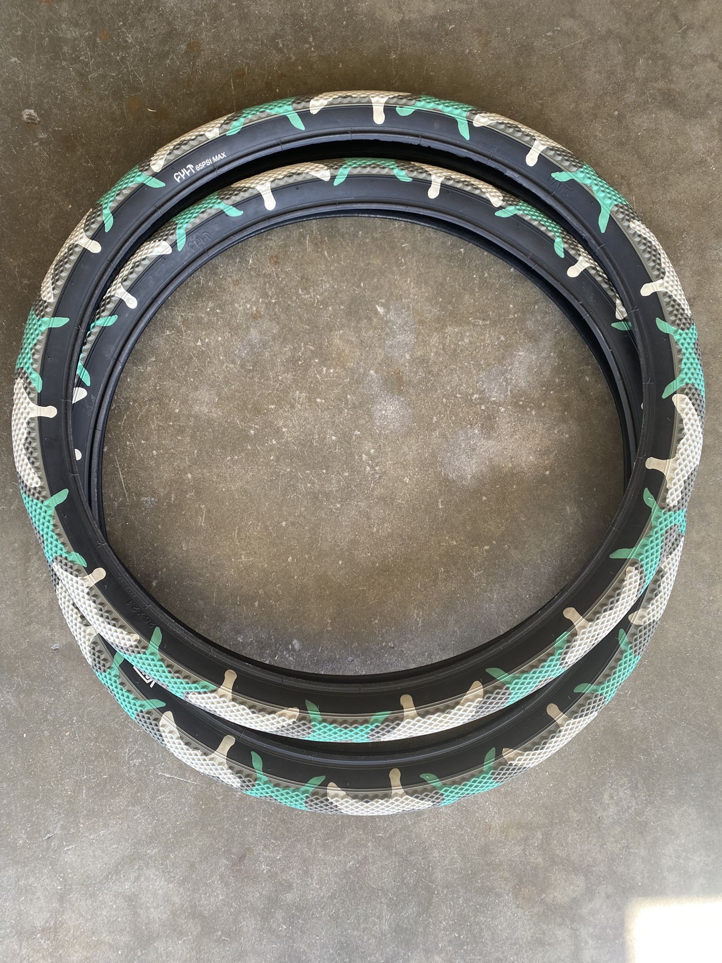 Cult 26x2.1 Vans Tires