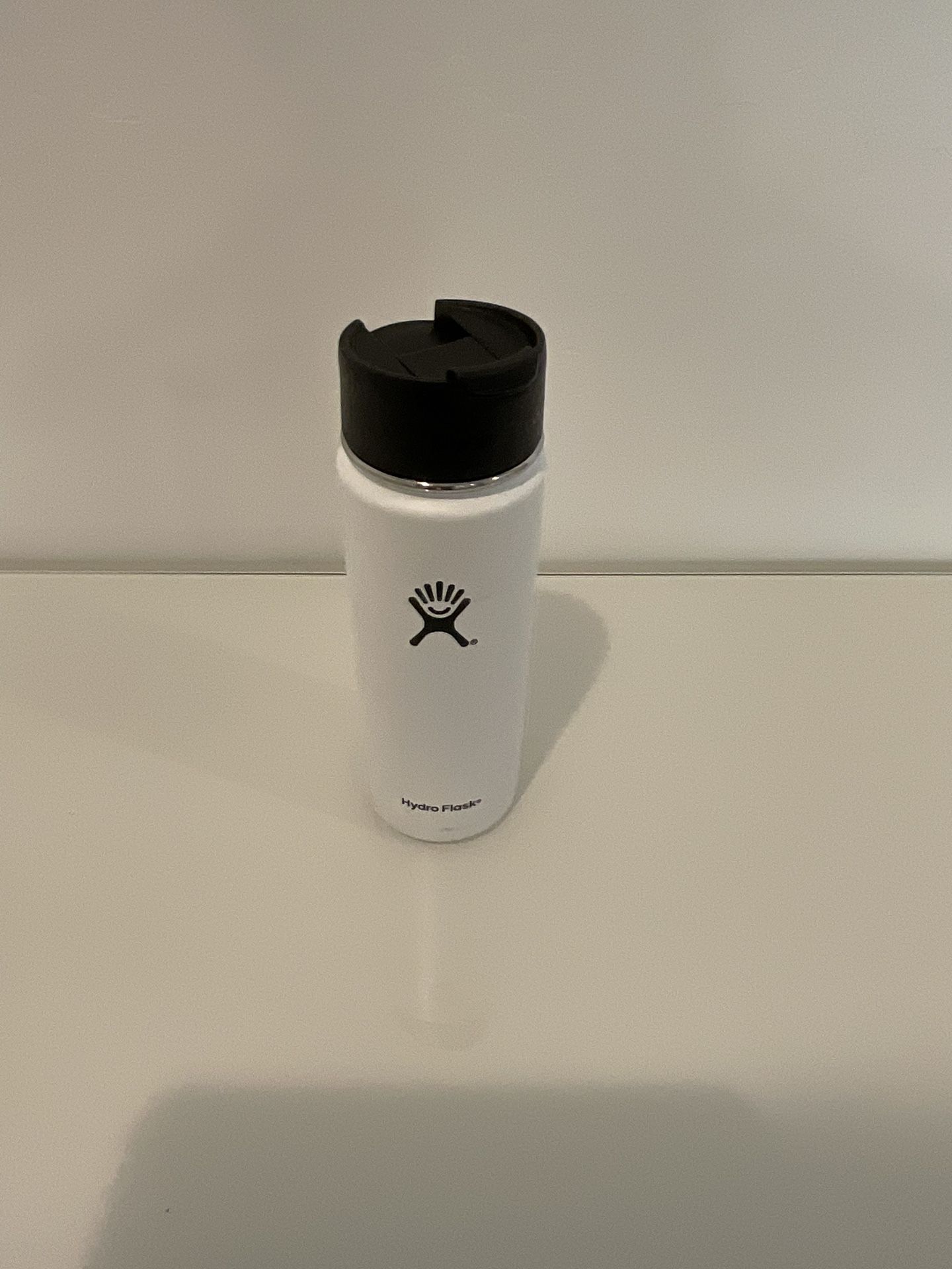 HYDRO FLASK 20 Oz  591ml , NEVER USED, PERFECT CONDITIONS!!!!
