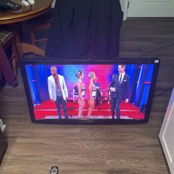 Insignia Flat Screen Tv With Remote Control 50.00 Bucks