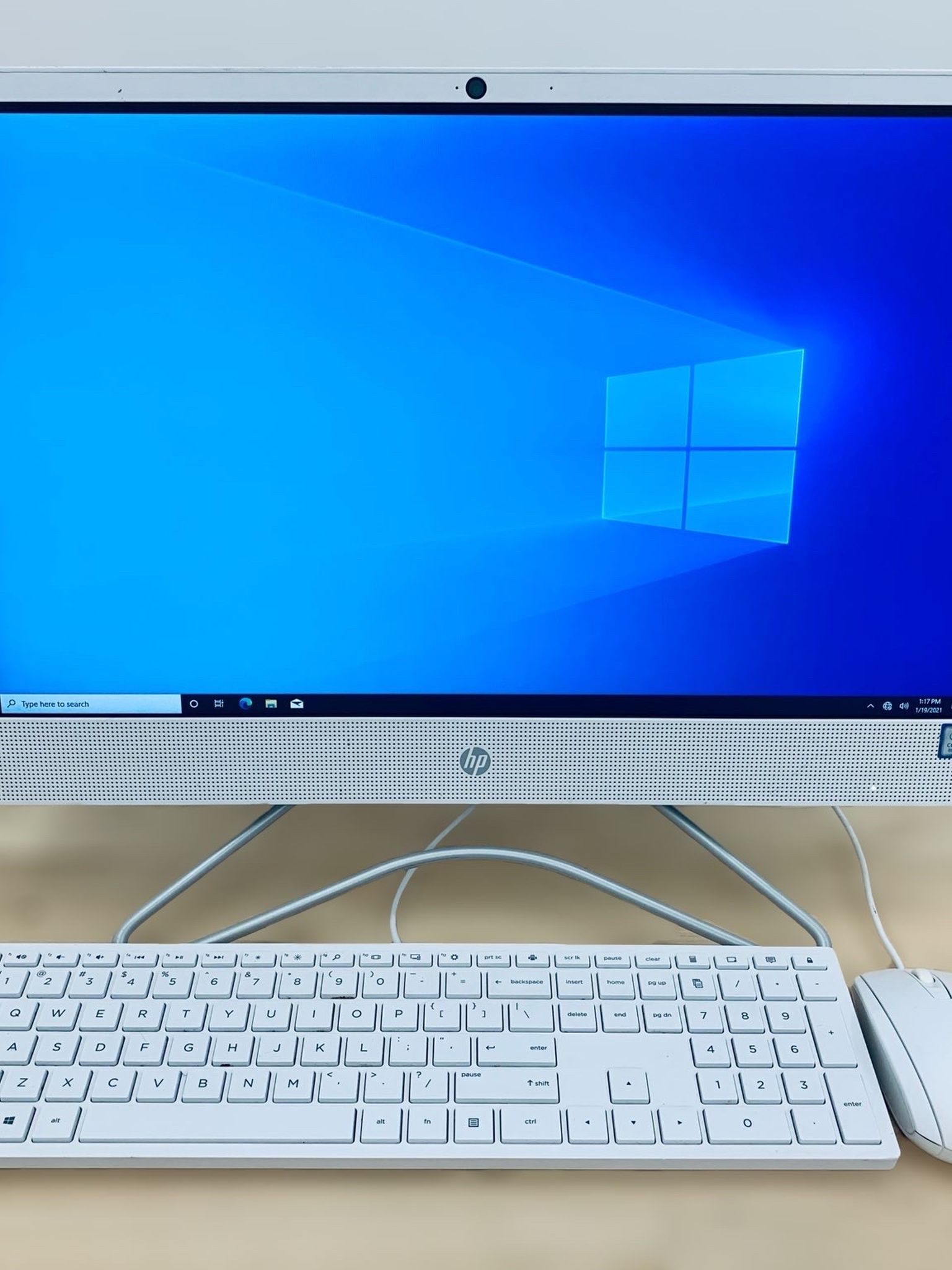HP 22” All-in-one Full HD touchscreen PC desktop / Windows 10 / WiFi / Antivirus / CD-DVD / Camera / Bluetooth / Keyboard & mouse