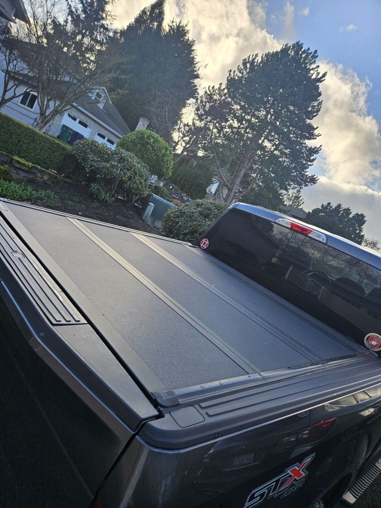 BakFlip MX4 Truck Bed Cover