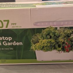 Utilitech Table Mini Garden. LED