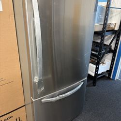 LG 33” Refrigerator Bottom Freezer 