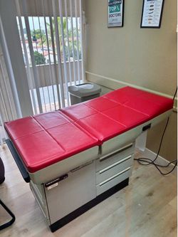 Midmark 404 Exam Table