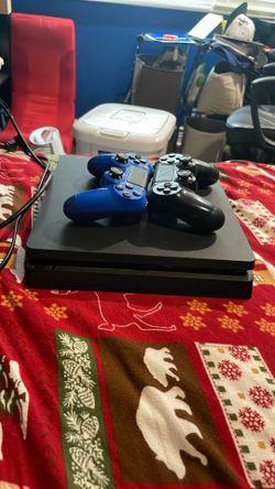 PS4 + Controllers